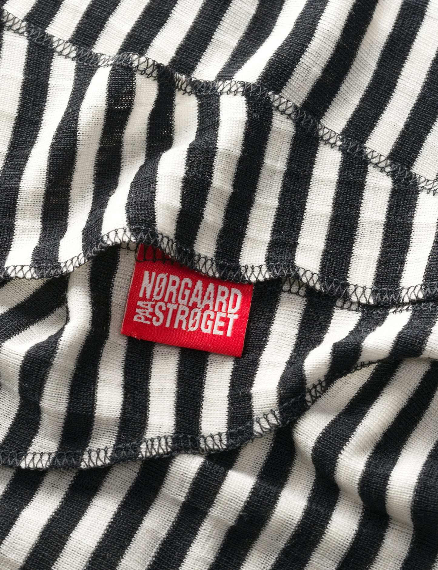 NPS Scarf Triangle Wool, Black/Ecru Stripe